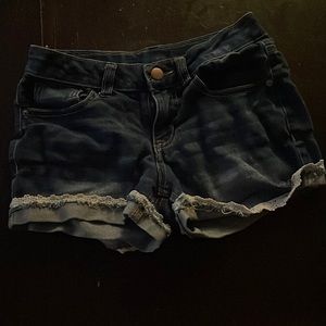I’m selling these jean shorts perfect condition in size 8.